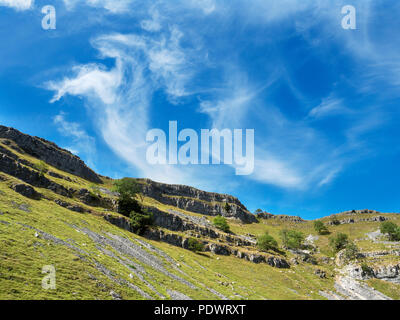 Wispy weiße Wolken über Gordale Scar in der Nähe von Malham Yorkshire Dales England Stockfoto