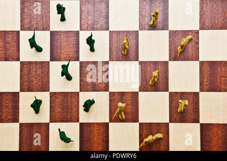 Kunststoff Spielzeug Soldaten auf einem Schachbrett Stockfoto