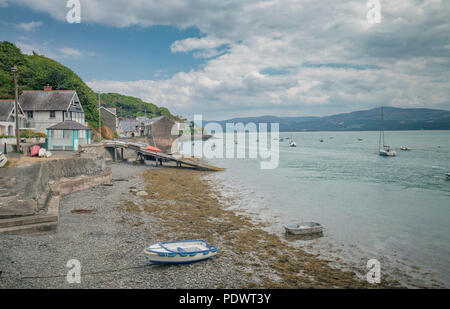 Malerischen Hafen der kleinen Küstenstadt bei Ebbe in Aberdyfi, Wales, Großbritannien Stockfoto