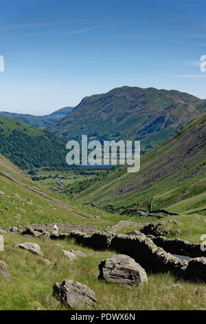 Die schöne Aussicht nach Norden entlang der Kirkstone Pass im englischen Lake District in Richtung Brüder Wasser, Hartsop und Fiel darüber hinaus. Stockfoto