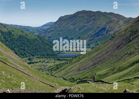 Die schöne Aussicht nach Norden entlang der Kirkstone Pass im englischen Lake District in Richtung Brüder Wasser, Hartsop und Fiel darüber hinaus. Stockfoto