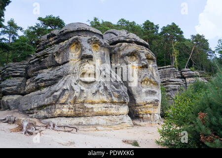 Sandsteinfelsen Skulpturen Teufel Köpfe in der Nähe von Zelizy, Tschechische Republik Stockfoto