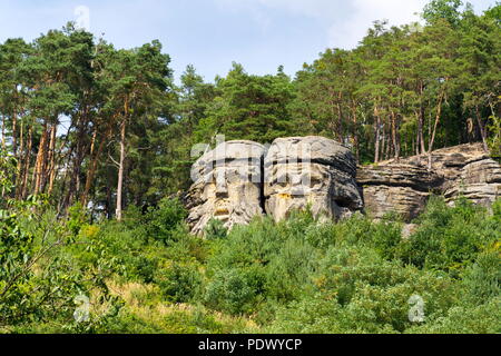 Sandsteinfelsen Skulpturen Teufel Köpfe in der Nähe von Zelizy, Tschechische Republik Stockfoto
