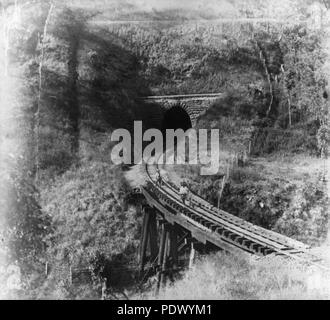 230 StateLibQld 1 149171 Railway Tunnel und Brücke auf der Western Line in der Nähe von Toowoomba, 1887 Stockfoto