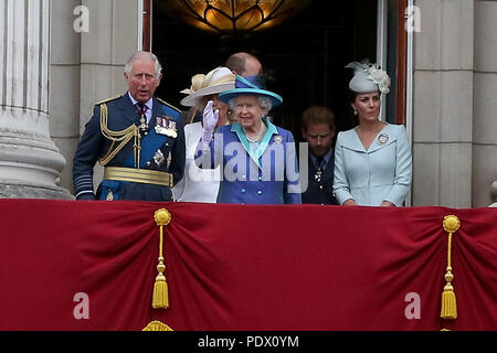 Der Königin mit anderen Mitgliedern der Königlichen Familie auf dem Balkon des Buckingham Palace zu Feierlichkeiten anläßlich des 100. Gründungsjubiläums der Royal Air Force. Mit: Prinz Charles, die Königin Elisabeth II., Catherine Herzogin von Cambridge, Wo: London, Großbritannien Wann: 10 Aug 2018 Quelle: Dinendra Haria/WANN Stockfoto