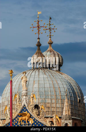 Der heilige Markus Basilika schönen byzantinischen Stil Kuppeln in Venedig Stockfoto