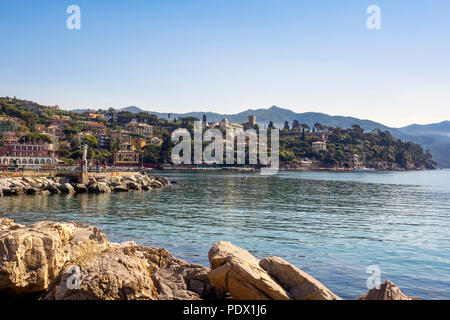 SANTA MARGHERITA LIGURE, ITALIEN - 19. MAI 2018: Blick auf die hübsche Stadt am Mittelmeer Stockfoto