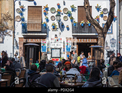 Granada, Spanien - 21.Februar 2018: Lebhafte Alfresco Dining Terrasse in Granada Stockfoto
