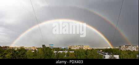 Doppelten Regenbogen am Himmel nach Sommer regen Sturm am 7. August 2018. Moskau, Russland. Stockfoto