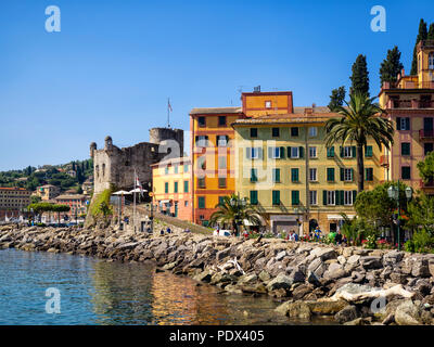 SANTA MARGHERITA LIGURE, ITALIEN - 19. MAI 2018: Blick auf die Stadt und das Schloss Stockfoto