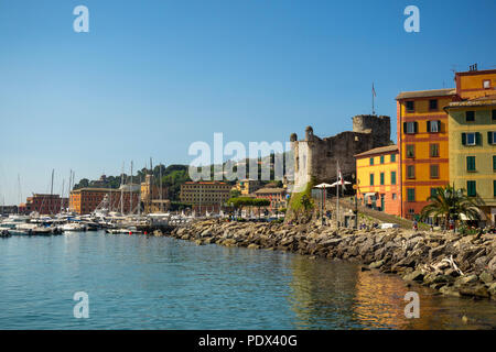 SANTA MARGHERITA LIGURE, ITALIEN - 19. MAI 2018: Blick auf die Stadt und das Schloss Stockfoto