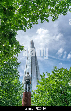 4 Aug 2018 - London, UK. Eine Skulptur von einem Mann, der von Bäumen umgeben ist, in Richtung der Shard Wolkenkratzer. Stockfoto