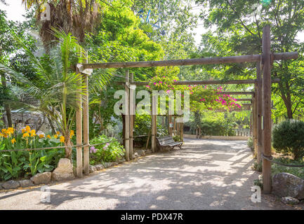 Schöne Gasse im Zoo von Lissabon. Portugal Stockfoto