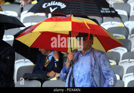 Zuschauer Unterschlupf vor dem Regen am Tag zwei der Specsavers zweiten Testspiel auf Lord's, London. Stockfoto
