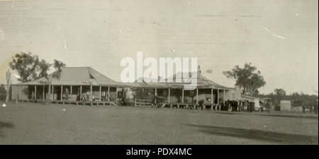 254 StateLibQld 1 235979 Gregory Downs Hotel, North Queensland, 1908 Stockfoto