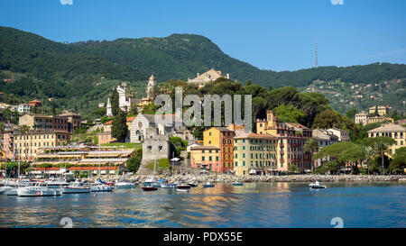 SANTA MARGHERITA LIGURE, ITALIEN - 19. MAI 2018: Blick vom Mittelmeer auf den hübschen Hafen und die Stadt Stockfoto