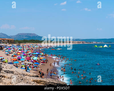 Costa Brava Spanien, Aug 3 2018: die Menschen in Scharen zu den Strand Sommer Hitze im Strand von Pals an der Costa Brava Spanien zu vermeiden. Stockfoto