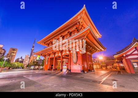 Tokio, Japan in der Sensoji-Tempel in Asakusa Viertel in der Abenddämmerung. Stockfoto