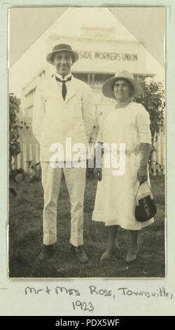 259 StateLibQld 1 259342 Herr und Frau Ross Stockfoto