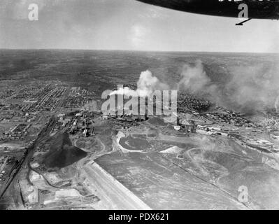 260 StateLibQld 1 273231 Luftaufnahme von Mt. Isa, Ca. 1952 Stockfoto