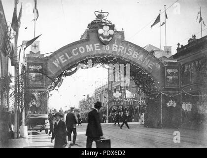 261 StateLibQld 1 293095 Civic Bogen von Willkommen errichtet an der Ecke von Queen und George Straßen zu Ehren des Prinzen der Wale besuchen, Brisbane, 1920 Stockfoto