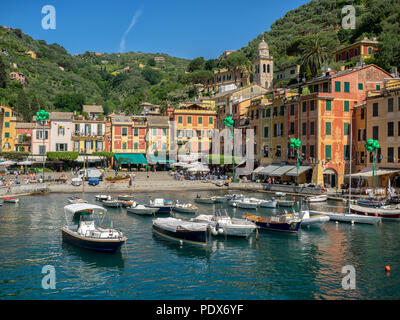 PORTOFINO, ITALIEN - 19. MAI 2018: Blick auf den schönen Hafen, den Strand und das Dorf im Sommer Stockfoto