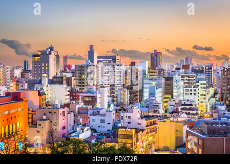 Tokyo, Japan, Wohnhäuser und das Stadtbild in Sumida Ward in der Abenddämmerung. Stockfoto