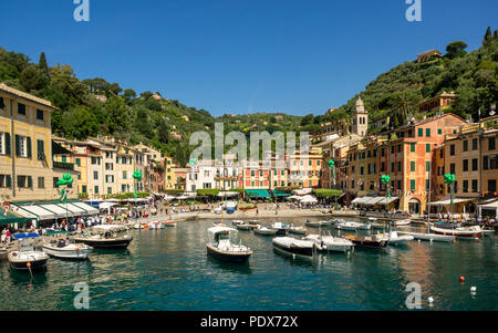 PORTOFINO, ITALIEN - 19. MAI 2018: Blick auf den Hafen, den Strand und das Dorf Stockfoto