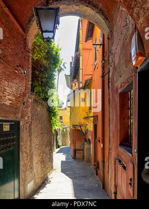 PORTOFINO, ITALIEN - 19. MAI 2018: Blick entlang einer schmalen, sonnendurchfluteten Gasse im Dorf Stockfoto