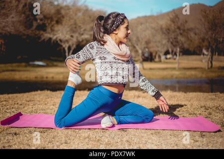 Mädchen Yoga im Park Stockfoto