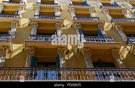 Fassade eines Mehrfamilienhauses in Madrid, Spanien Stockfoto