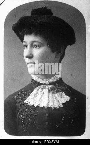 274 StateLibQld 1 84023 Kopf und Schultern Porträt einer Frau, die das Tragen eines gestrickte Baskenmütze, 1880-1890 Stockfoto