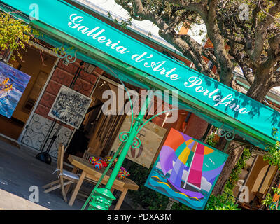 PORTOFINO, ITALIEN - 19. MAI 2018: Hübsche Kunstgalerie im Dorf Stockfoto