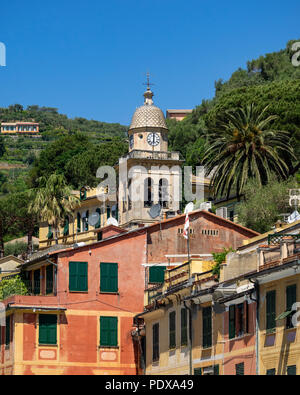 PORTOFINO, ITALIEN - 19. MAI 2018: Außenansicht der St. Martins Kirche und des Turms über dem Dorf Stockfoto