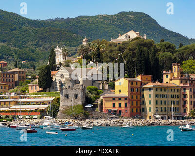 SANTA MARGHERITA LIGURE, ITALIEN - 19. MAI 2018: Blick auf den hübschen Hafen und das Schloss Stockfoto