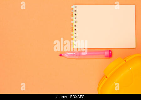 Notebook, öffnen Sie roten Filzstift und gelb Lunch Box auf rosa Hintergrund. Ansicht von oben mit der Kopie. Zurück zum Konzept der Schule. Die Schule liefert. Pastellfarben col Stockfoto