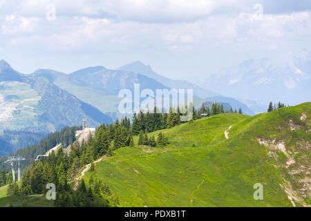 Blau medizinischen Hubschrauber über die Alpen in der Nähe von Wildenkarkogel, Saalbach, Österreich fliegen Stockfoto