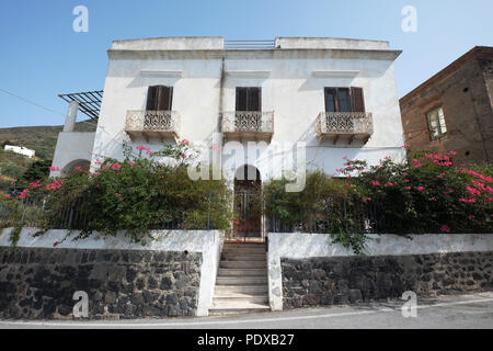 Typisches Haus in Leni, Salina, Äolische Inseln, Sizilien, Italien Stockfoto