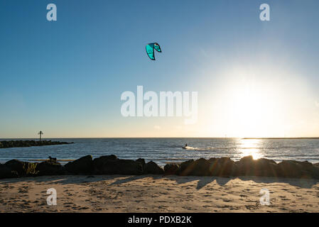 Ein Kite Surfer im Meer in der Nähe von Clacton-on-Sea, Essex Stockfoto