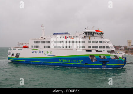 Portsmouth, Großbritannien. 10 August, 2018. Die neue Wightlink Isle of Wight (IOW) Auto/Fahrzeug Fähre MV Victoria von Wight, von Hybrid Energie versorgt, hat in Großbritannien kamen durch starke Winde und sintflutartigen Regen begrüßt zu werden. Credit: Neil Watkin/Alamy leben Nachrichten Stockfoto