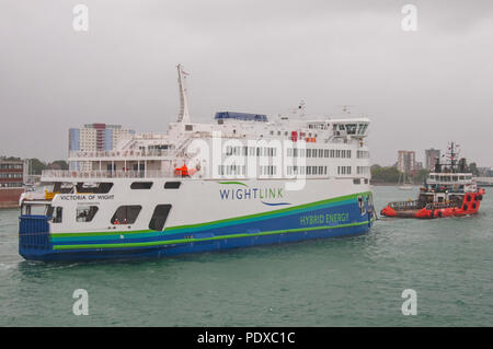 Portsmouth, Großbritannien. 10 August, 2018. Die neue Wightlink Isle of Wight (IOW) Auto/Fahrzeug Fähre MV Victoria von Wight, von Hybrid Energie versorgt, hat in Großbritannien kamen durch starke Winde und sintflutartigen Regen begrüßt zu werden. Credit: Neil Watkin/Alamy leben Nachrichten Stockfoto