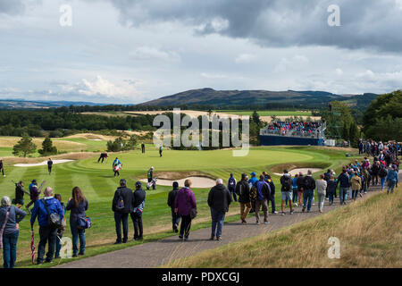 Gleneagles, Schottland, UK, 10 August, 2018. Tag drei der Europäischen Meisterschaften Wettbewerb 2018 in Gleneagles. Männer und Frauen Mannschaft Meisterschaften Round Robin. Vier Ball Match Play Format. Abgebildet; Zuschauer entlang 8 Fahrrinne mit Georgia Hall. Credit: Iain Masterton/Alamy leben Nachrichten Stockfoto