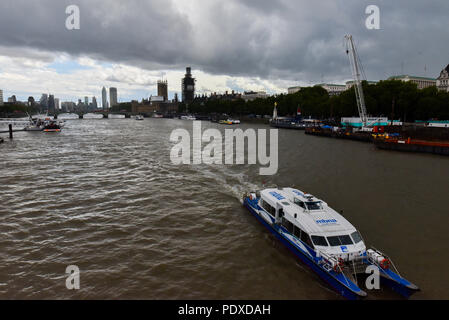 Westminster, London, Großbritannien. 10. August 2018. Eine Kreuze über Central London. Quelle: Matthew Chattle/Alamy leben Nachrichten Stockfoto