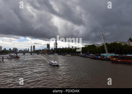 Westminster, London, Großbritannien. 10. August 2018. Eine Kreuze über Central London. Quelle: Matthew Chattle/Alamy leben Nachrichten Stockfoto