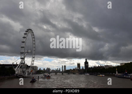 Westminster, London, Großbritannien. 10. August 2018. Eine Kreuze über Central London. Quelle: Matthew Chattle/Alamy leben Nachrichten Stockfoto