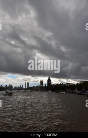 Westminster, London, Großbritannien. 10. August 2018. Eine Kreuze über Central London. Quelle: Matthew Chattle/Alamy leben Nachrichten Stockfoto