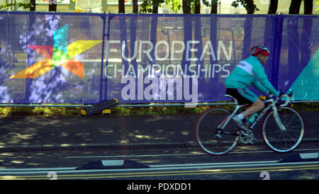 Glasgow, Schottland, Großbritannien 10. August Europameisterschaft weiterhin in der Stadt an der neuen BMX-Park in der knightswood Bereich wie die Einheimischen von den Sitzungen Zeichen bestehen. Gerard Fähre / alamy Nachrichten Stockfoto