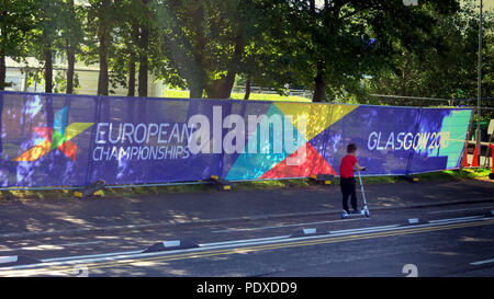 Glasgow, Schottland, Großbritannien 10. August Europameisterschaft weiterhin in der Stadt an der neuen BMX-Park in der knightswood Bereich wie die Einheimischen von den Sitzungen Zeichen bestehen. Gerard Fähre / alamy Nachrichten Stockfoto