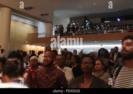 Brooklyn, New York, USA. 9 Aug, 2018. Publikum besucht die Book Release für", zeugte Diese: 20 Jahre fehlerziehung von Lauryn Hill" von Joan Morgan, die das musikalische und kulturelle Erbe der der Künstler statt August 9, 2018 im Brooklyn Museum untersucht. Quelle: MPI 43/Media Punch/Alamy leben Nachrichten Stockfoto