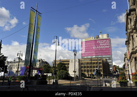 Glasgow, Schottland. 10 August, 2018. Die riesige "Menschen machen Glasgow' Zeichen auf der Seite eines Gebäudes mit Blick auf den George Square während der Europameisterschaft, Glasgow, Schottland. Credit: Colin Fisher/Alamy leben Nachrichten Stockfoto